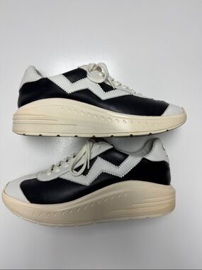 Stuart Weitzman Hartlee
Sneaker